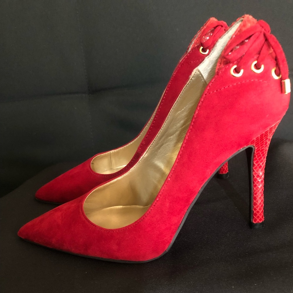 Red Guess pump